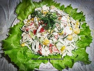 Sałatka z paluszkami surimi
