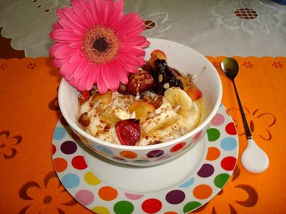 Kasza manna z syropem z agawy, bananem, czereśniami i konfiturą malinową