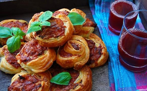 Francuskie bułeczki z suszonymi pomidorami, bazylią i mozzarellą
