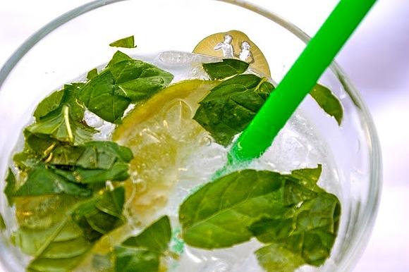 Mohito - orzeźwiający klubowy drink z miętą i limonką