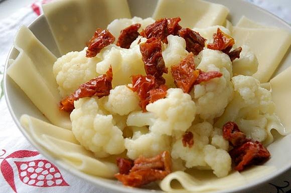 Kalafior z suszonymi pomidorami i lasagne