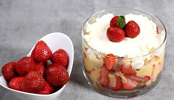 Trifle truskawkowe
