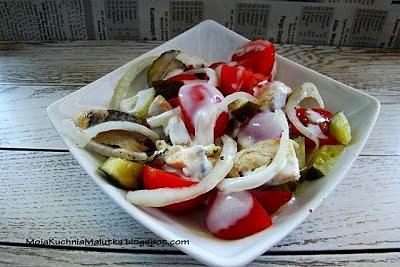 Sałatka śledziowa z pomidorkami cherry
