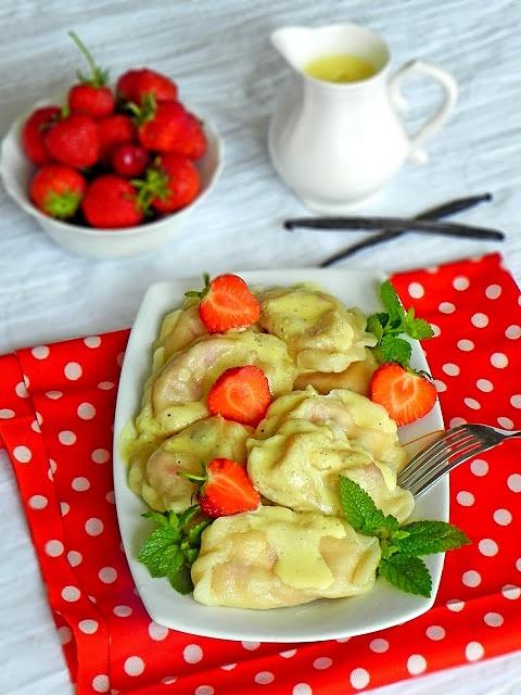 Pierogi z truskawkami i sosem waniliowym