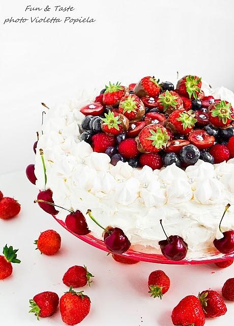 Tort z owocami i bezą
