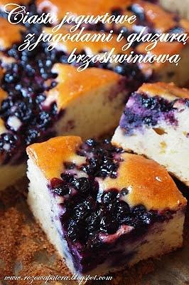 Ciasto jogurtowe z jagodami i glazurą brzoskwiniową