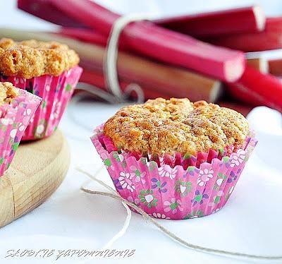 Muffinki z rabarbarem i płatkami owsianymi