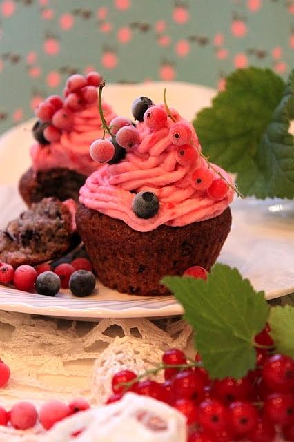 Jagodowe muffiny z serkiem porzeczkowym