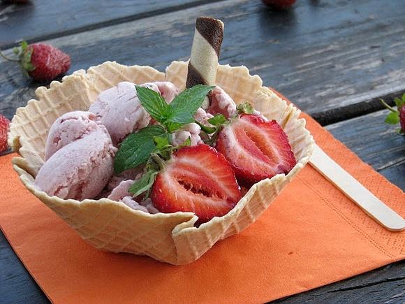 Lody truskawkowe z mlekiem i śmietanką