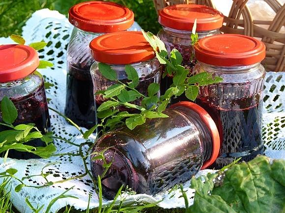 Syrop z leśnych jagód jelenie czarnych i cukru