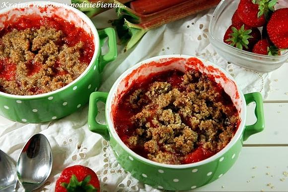 Pełnoziarniste crumble z truskawkami i rabarbarem