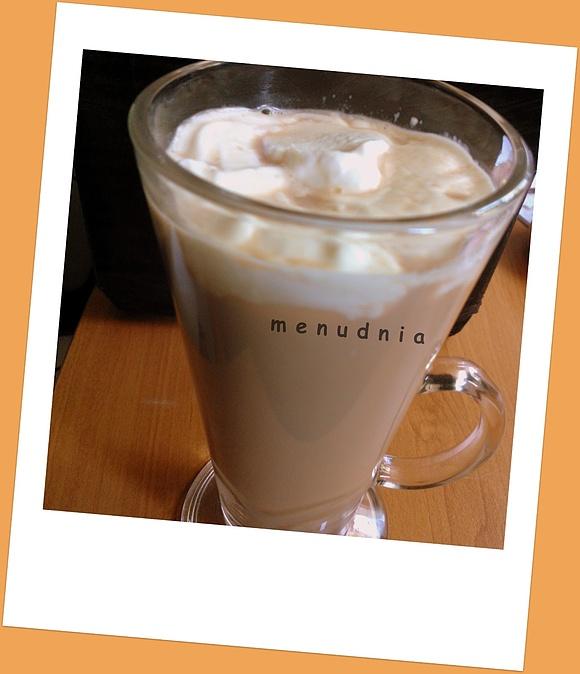 Latte z mlekiem i śmietaną