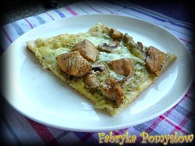Pizza z kurczakiem, pesto, pieczarkami i sosem śmietanowym