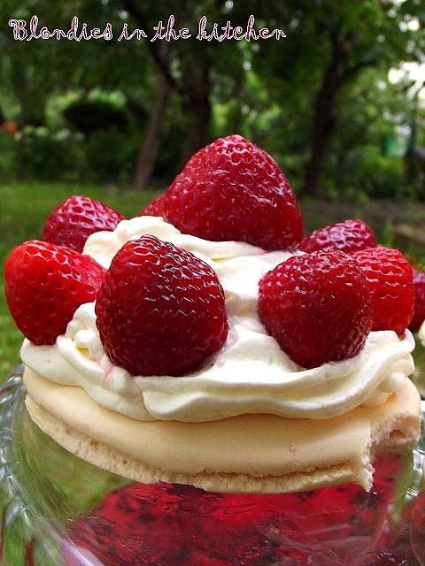 Mini pavlovy z truskawkami i śmietaną
