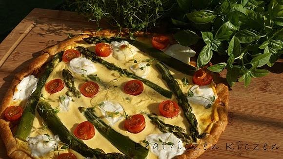 Tarta ze szparagami i kozim serem