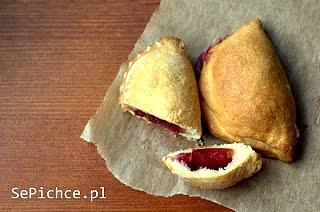 Pierożki z czereśniami i chili pieczone i smażone na głębokim tłuszczu
