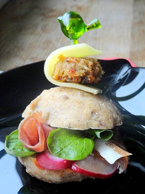 Domowe mini burgery z kotletem z kaszy jęczmiennej na imprezę