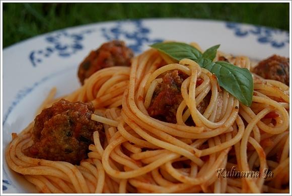Spaghetti z sosem pomidorowym i mięsnymi kulkami