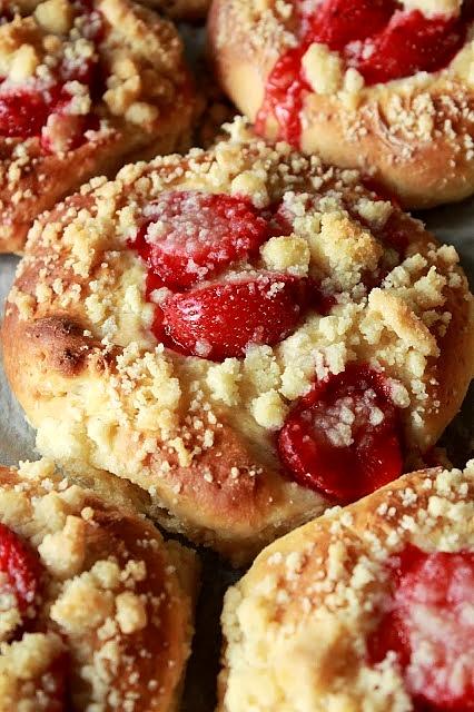 Drożdżówki z truskawkami i kruszonką