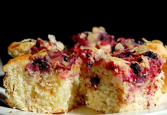 Drożdżowe ciasto z owocami lata