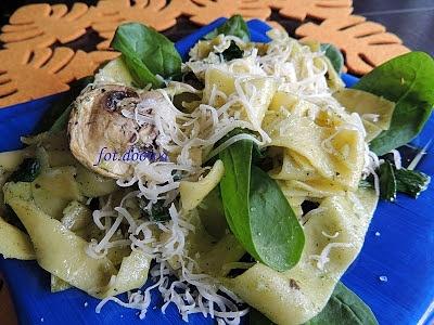 Makaron na zielono z warzywami i pistacjami
