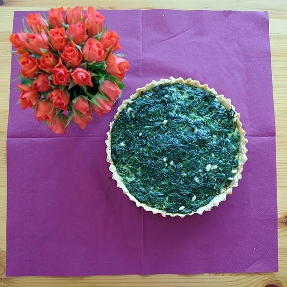 Tarta szpinakowa z orzechami pinii