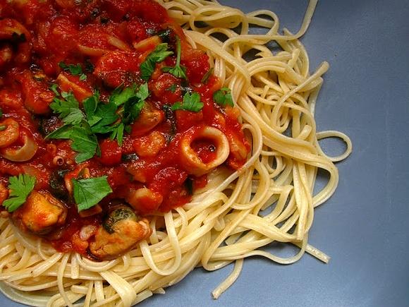 Makaron linguine z owocami morza
