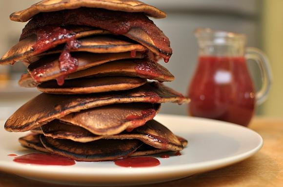 Czekoladowe pancakes z musem truskawkowym