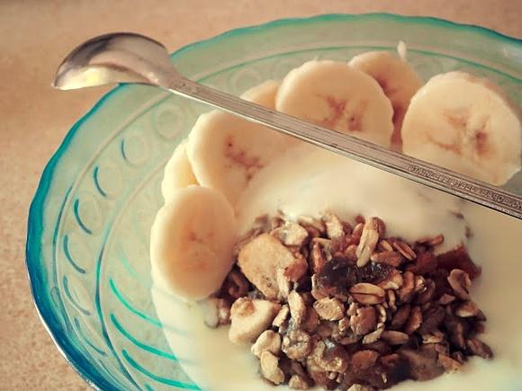 Zapieczone musli z bananem i orzechami do jogurtu