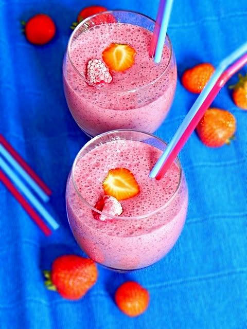 Smoothie jagodowo-bananowe z kawą