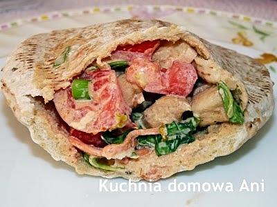 Pita z kurczakiem i sałatką pomidorową