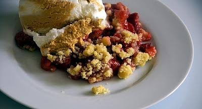 Letni deser crumble z truskawkami