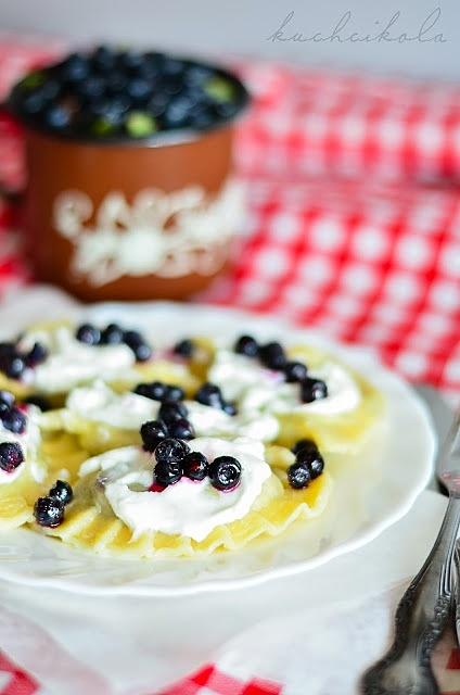 Pierogi z jagodami na słodko