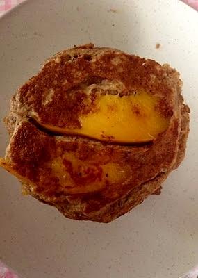 Orkiszowe pancakes z nektarynką