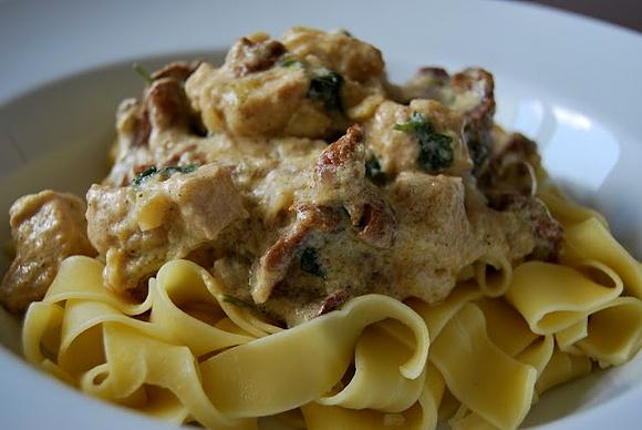 Pappardelle z kurczakiem w sosie kurkowym
