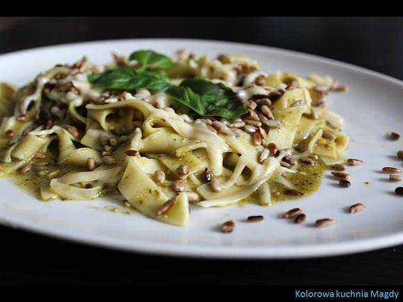 Tagliatelle z pesto i słonecznikiem