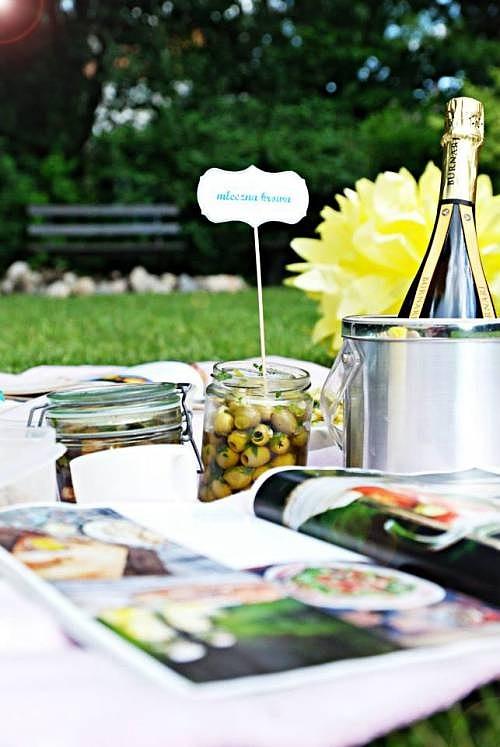 Piknik z winem i przekąskami na świeżym powietrzu