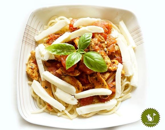 Spaghetti z świeżymi pomidorami i kurczakiem