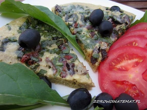 Omlet po włosku z owsa z suszonymi pomidorami oliwkami i ziołami