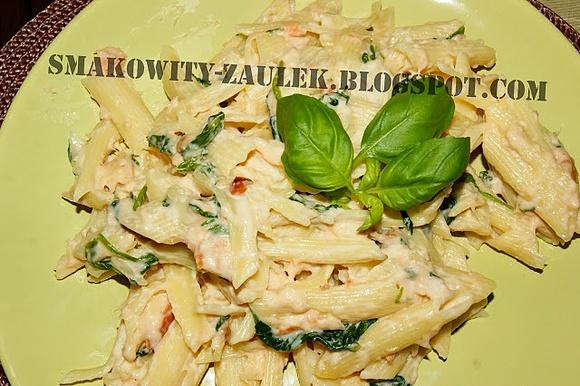 Penne z sosem serowo-łososiowym i szpinakiem