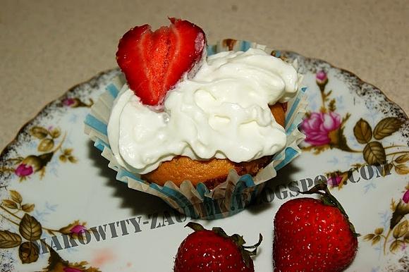 Muffinki z truskawkami i bitą śmietaną