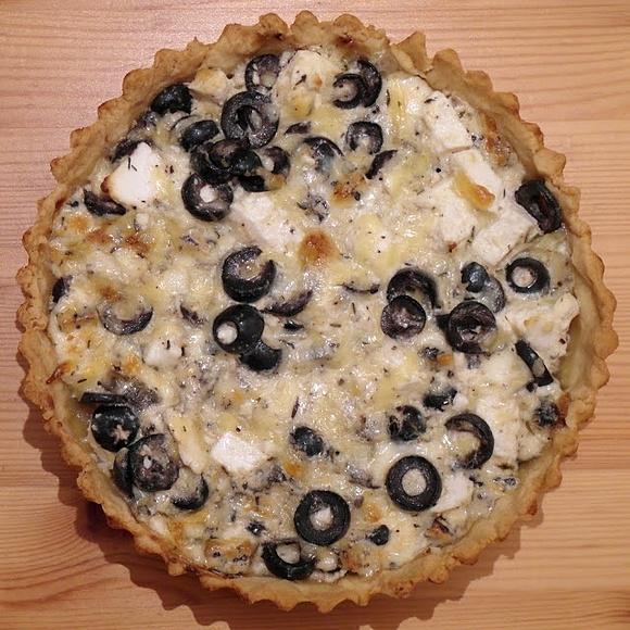 Tarta serowa z oliwkami i tymiankiem
