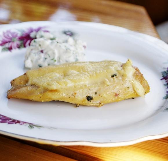 Grillowana pierś z kurczaka z serem i warzywami