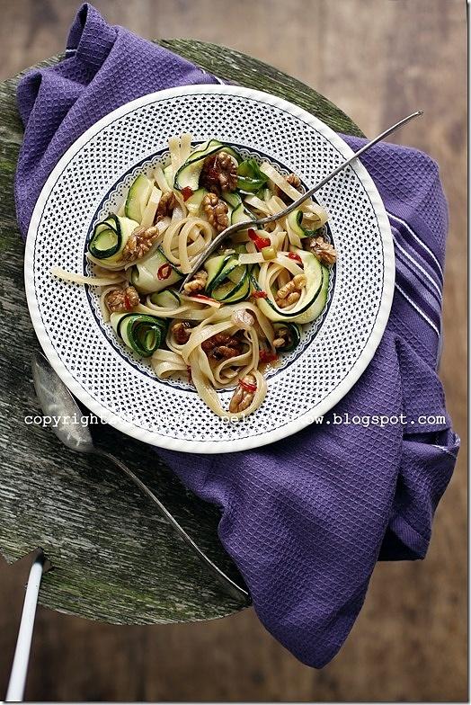Soczyste tagliatelle z cukinią, czosnkiem, chili i orzechami w 25 min