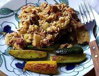 Jajecznica z kurkami i małymi cukiniami