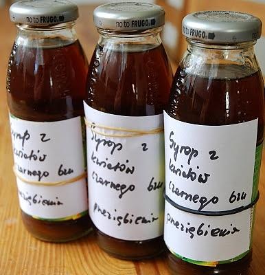 Domowy syrop z kwiatów bzu czarnego