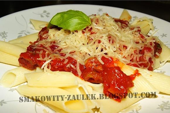 Penne w aromatycznym sosie pomidorowym z oliwkami i bazylią