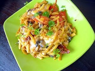 Spetzle po włosku z pomidorami, pieczarkami i mozzarellą