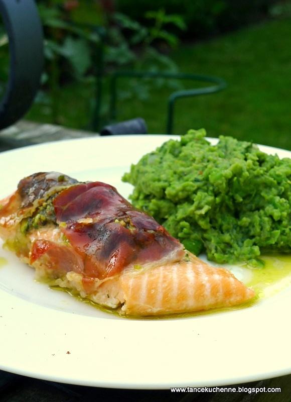 Łosoś zapiekany w szynce wolnorodzącej z pesto pistacjowym i purée z groszku