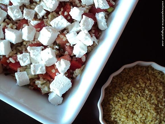 Letnia sałatka z kaszą bulgur i serem feta